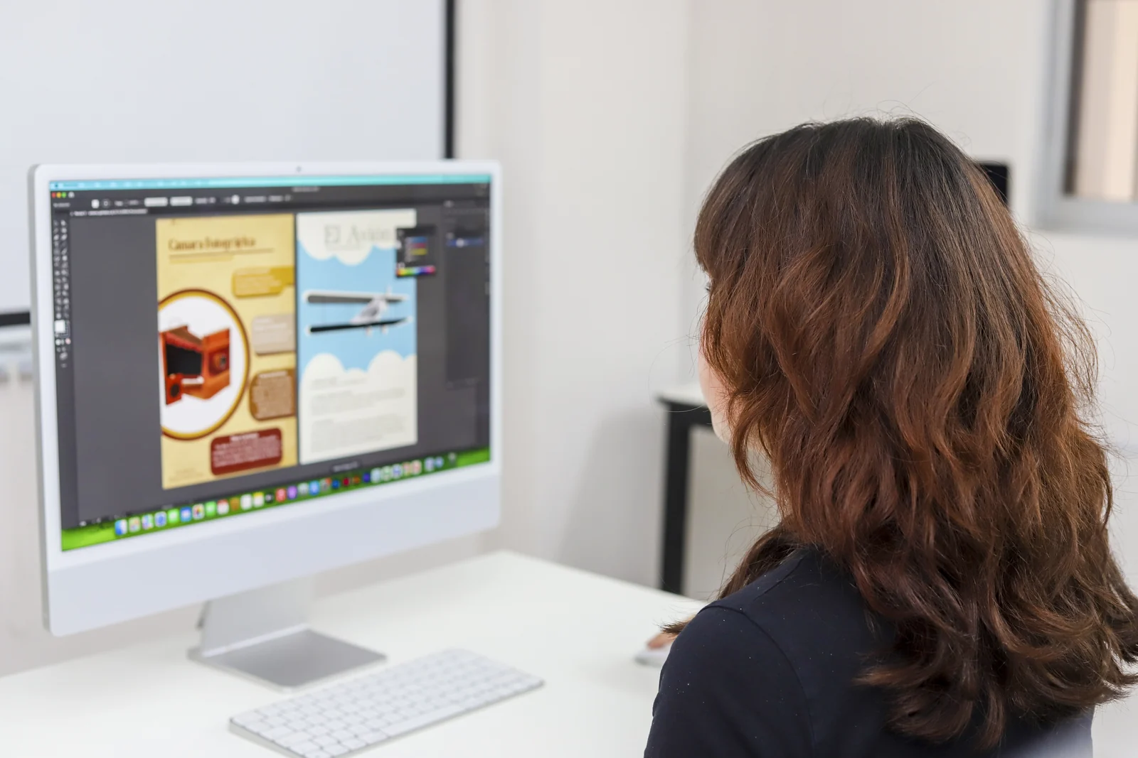 Estudiante trabaja en una composición digital frente a una computadora